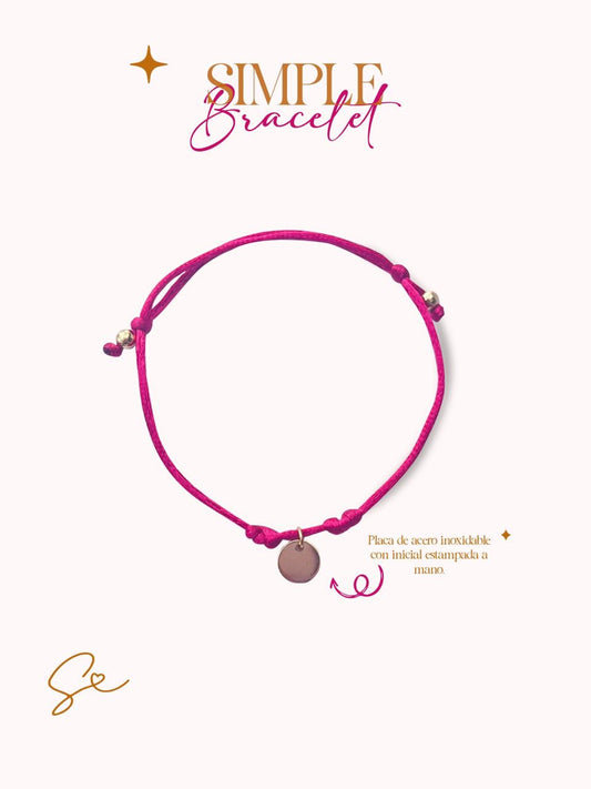 Pulsera con inicial estampada